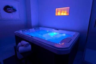 Intimate Apartment with Air Conditioner & Jacuzzi 2BR 6P Montmartre - Paris - 8