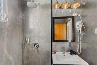 Modern Beach Retreat With Pool And Steps To Beach - San Juan - 1