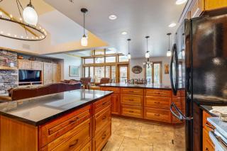 Lion Square Lodge East 310 - 1