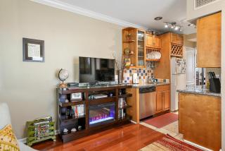 Walk to Everything Downtown EAT - SHOP - PLAY - 3