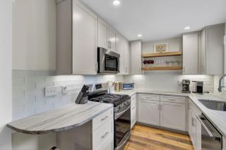 10 Sandcrab Court by AvantStay Beautiful Home w Deck Walk to the Beach - Isle of Palms - 1