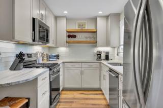 10 Sandcrab Court by AvantStay Beautiful Home w Deck Walk to the Beach - Isle of Palms - 2