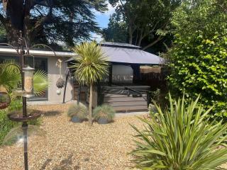 Stylish Studio with Hot Tub & Garden- Pet-Friendly - Southampton - 3