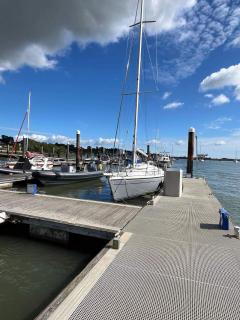 Stylish Studio with Hot Tub & Garden- Pet-Friendly - Southampton - 4