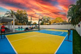 Private Oasis Pool Putting Green & Court - Largo - 3