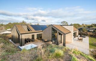 4 Bedroom Pet Friendly Home In Blokhus - 0