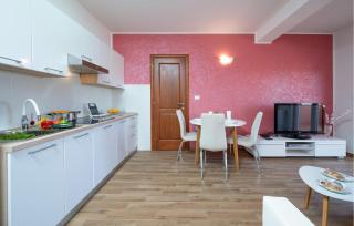 1 Bedroom Amazing Apartment In Rovinj - Rovinj - 4