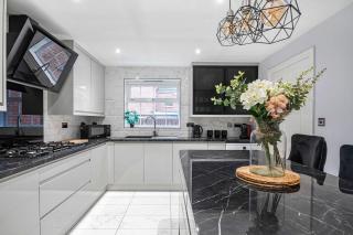 The Roost Group - 8-Bed Home, 5 Mins to M25&A13 - 7