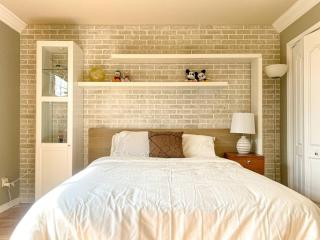 Designer Bright House with Beautiful Garden Oasis - Brossard - 9