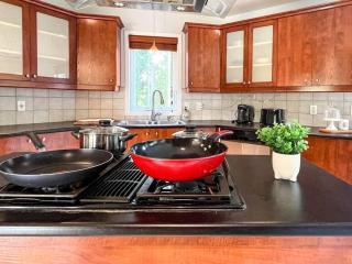 Designer Bright House with Beautiful Garden Oasis - Brossard - 8