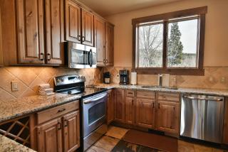 Prospect Point Retreat: Lakeside Townhome, Mountain Views - 4