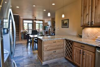 Prospect Point Retreat: Lakeside Townhome, Mountain Views - 3