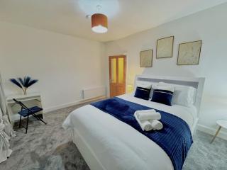 Spacious 3 bedroom house near Central London, O2, ExCel, Stratford, Tube Station & Parking Available - Londra - 0