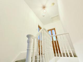 Spacious 3 bedroom house near Central London, O2, ExCel, Stratford, Tube Station & Parking Available - Londra - 3