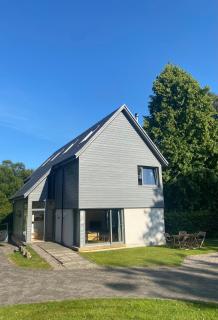 Bright, contemporary house & large private garden - 1