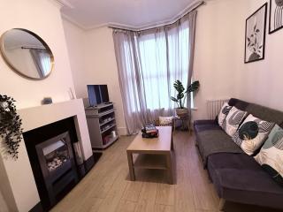 Spacious 3 bedroom house near Central London, O2, ExCel, Stratford, Tube Station & Parking Available - Londra - 5