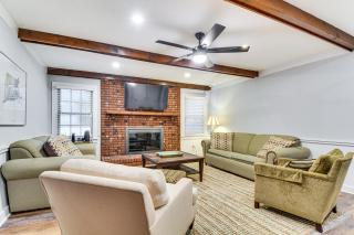 Walk to Parks and Town Square Cary Home with Yard! - Cary - 0