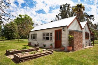 Cortes Cottage - - 0