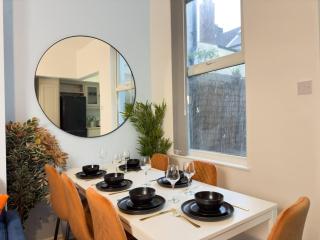 TV Every Bedroom 4 Bed 2 Bath Free Parking - 2