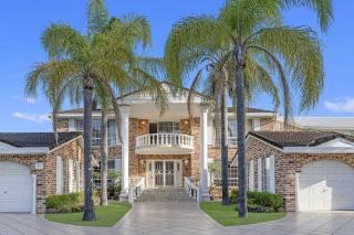 Stunning 4BR Holiday Home with Water Views & Pool - - 0