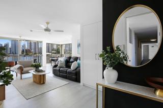 Stylish 2-Bed in Surfers Paradise with River Views - Gold Coast - 3