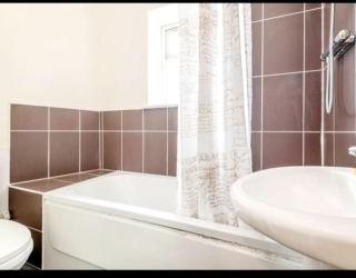A Cozy 2-Bedroom Modern Home in Bradford - - 9