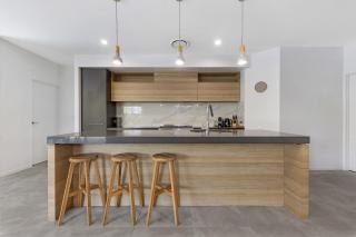 Pet friendly Holiday home with pool on Alex - Alexandra Headland - 3