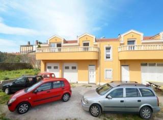 Bright Kaštela Apartment with Balcony and Private Parking - Kaštela - 0
