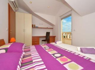 Bright Kaštela Apartment with Balcony and Private Parking - Kaštela - 4