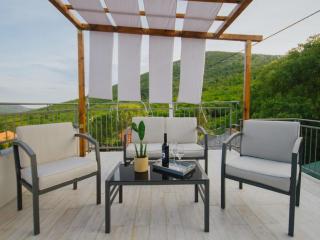 Tranquil Getaway Villa Prapatnica with Pool and Garden - Prapatnica - 1