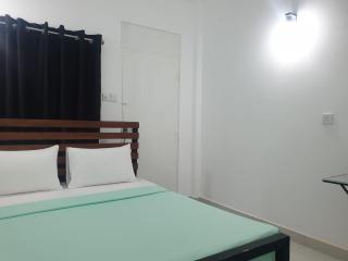 Shady transit hotel - Katunayake - 9