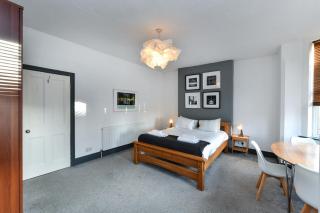 5-BR Home Featuring Art and Photography Collection - Nottingham - 9