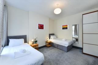 5-BR Home Featuring Art and Photography Collection - Nottingham - 8
