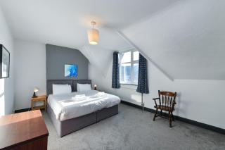 5-BR Home Featuring Art and Photography Collection - Nottingham - 1