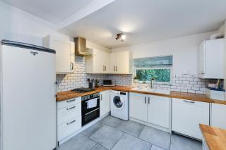 5-BR Home Featuring Art and Photography Collection - Nottingham - 5