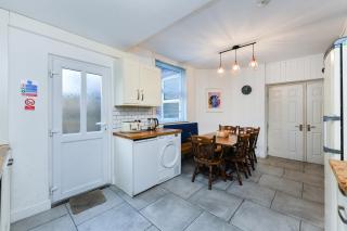 5-BR Home Featuring Art and Photography Collection - Nottingham - 7
