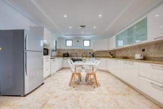 Immaculate 4BR Villa with Assistant Room and Private Pool at Frond O Palm Jumeirah by Deluxe Holiday Homes - 7