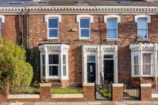 Impressive 6-BR Home in a Prime Sunderland - 1