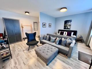 BL - The Executive Suite, Boru - 24hr Self Check-in, Free Private Parking, Balcony with Mountain View, 5 minute walk to City Center - Banská Bystrica - 9
