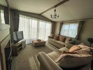 Stunning 8 Berth Caravan With Decking At Kessingland Beach Ref 90017D - Benacre - 1