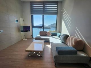 Family duplex room with a full view of the marina harbor, view of the sea - Yeosu - 1
