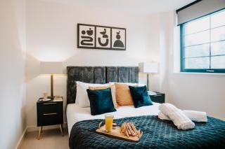Spacious City Pad Canal-view Balcony Family Contractors - Birmingham - 9