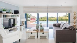 Comfortable And Chic Garden With A Well Maintained Garden - - 9