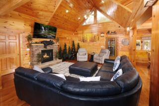 5BR RIVERFRONT Theater GAMEROOM Hot Tub FREE Attraction Tickets - Sevierville - 4