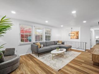 Modern and Accessible 5 Bedroom Home in Cranberry, Pittsburg with Game Room - 9