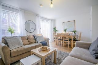 Comfortable 4 Bed Modern Townhouse with Parking - Long Eaton - 9