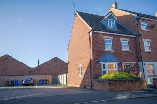 Comfortable 4 Bed Modern Townhouse with Parking - Long Eaton - 0