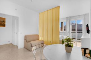 Yellow Flat Central - Milan - 3