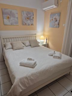 Central Apartment by the beach - Loutraki - 9