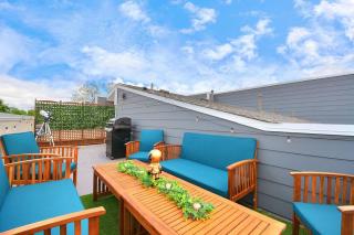 Modern NASA Home with Billiard Pingpong Rooftop - Houston - 3